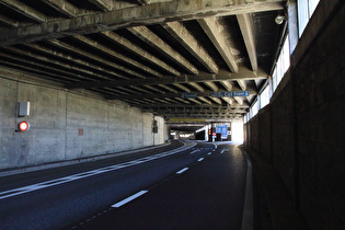 Nordportal des Tunnel du Grand Saint-Bernard mit Abzweig der Passstraße