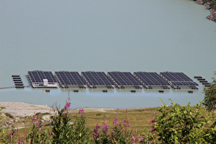 Zoom auf die Schwimmende Solaranlage auf dem Stausee