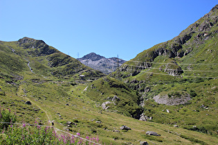 Blick auf einen Lüftungsschacht des Tunnel du Grand Saint-Bernard, dahinter am Horizont der Mont Mort