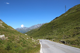 Blick bergab auf die Les Maisons Blanches am Horizont