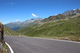 Blick auf v. l. n. r. Les Maisons Blanches, Grand Combin und Mont Vélan …