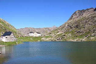 Blick über den Lac du Grand Saint-Bernard zur Passhöhe mit Hospiz und zum Grand Mont Mort …