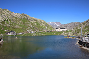 wenige Meter weiter, Blick auf Passhöhe mit Hospiz und zum Mont Vélan …