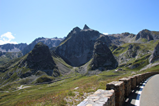 … Blick nach Westen zum Mont Fourchon, …