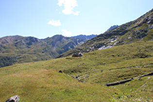 … Blick auf ein aufgegebenes Gebäude, …
