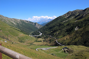 … und Blick bergab auf Passstraße und Südportal des Tunnel du Grand Saint-Bernard
