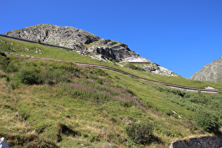 weiter unten, und Blick bergauf zur Passstraße