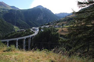 nahe dem unteren Ende der Passstraße, Blick auf Bosses …