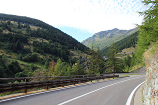 … und Blick auf Tunnelstraße (links) und Passstraße (rechts)