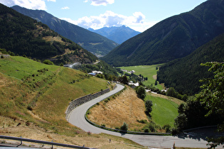 zwischen Pernin und Couchepache, Blick talabwärts über Pernin ins Vallée du Grand-Saint-Bernard …