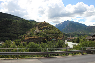 am Westrand von Saint-Pierre, Blick auf die Burgruine Châtel-Argent, die Dora Baltea und Villeneuve