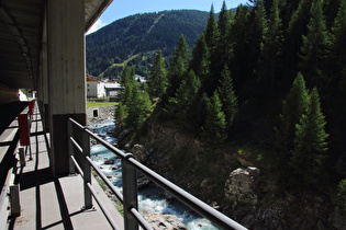 der Torrente Ruitor unterhalb von La Thuile, Blick flussaufwärts …