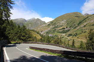 Blick über eine Kehre nach Westen