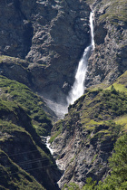 Zoom auf einen Wasserfall unterhalb des Gletschers