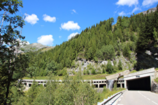 oberhalb von Piperon, Blick auf die über eine Galerie geführte Nant Cruet