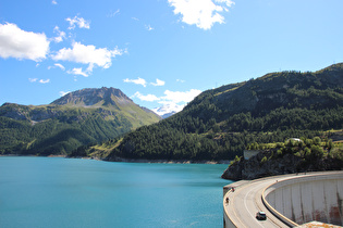 wenig weiter, Blick über den Stausee auf Pointe du Lavachet und Grande Motte am Horizont