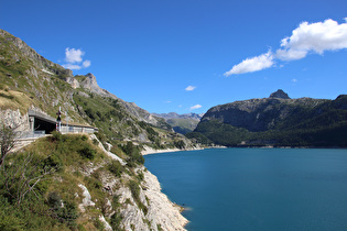 Blick über den Stausee auf den Rocher de Bellevarde