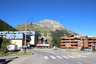 oberes Ende von Val d’Isere, Blick über den Ort zum Rocher de Bellevarde …