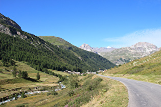 Blick talabwärts auf Rocher du Charvet und Rocher de Bellevarde