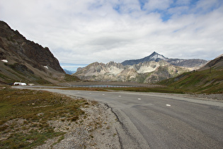 … und Blick bergaub auf einen Stauteich