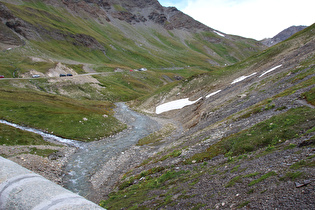 auf der Brücke, Blick auf die Ruisseau de la Lenta flussaufwärts …