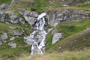 Zoom auf den Wasserfall im Flussverlauf