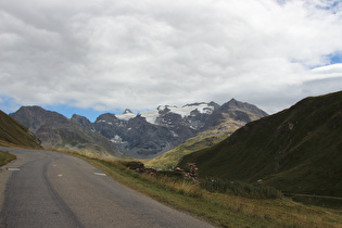 weiter unten, Blick über ein aufgegebenes Gebäude auf L'Albaron und Dôme du Grand Fond