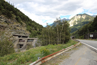 Blick talaufwärts auf das Sperrwerk der Barrage du Freney