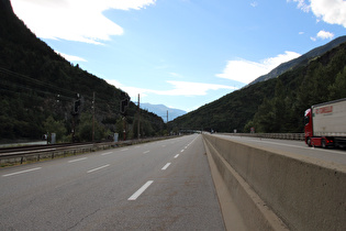 weiter unten, Eisenbahntrasse, Straße mit Fahrradfahrstreifen und Autobahn, Blick talabwärts