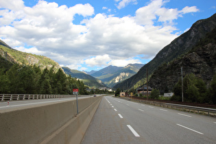 … und Blick auf Autobahn, Departement-Straße mit Fahrradfahrstreifen und Eisenbahntrasse talaufwärts