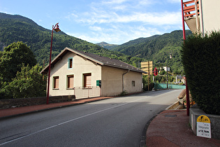 Blick auf die Nordrampe über die Brücke über den Arc