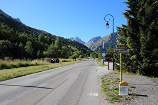 am oberen Ende von Les Verneys, Blick talaufwärts zum Infoschild zur Passöffnung …