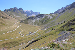 … Blick ins Tal zur obersten Straßenbrücke über die Valloirette und auf v. l. n. r. Tours de Notre-Dane, Pic de la Ceinture, Pointe des Cerces und Pic de la Moulinière