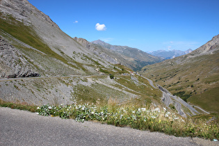 weiter oben, Blick über eine Kehrengruppe der Nordrampe ins Vallée de la Valloirette