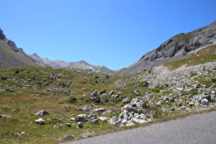 wenig weiter, Blick über Les Granges du Galibier zur Passhöhe, …