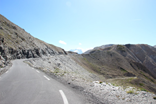 noch weiter oben, Blick über die Passhöhe zur Meije am Horizont, …