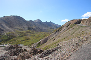 … und Blick bergauf zur Passhöhe