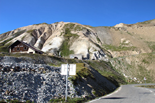 … und Blick auf Südportal des Scheiteltunnels und Passhöhe