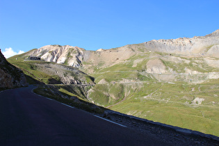 eine Kehre weiter, Blick auf Passhöhe und obersten Teil der Südrampe