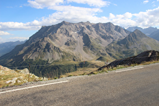 … und Blick auf Col du Lautaret sowie dahinter Combeynot und Pyramide de Laurichard