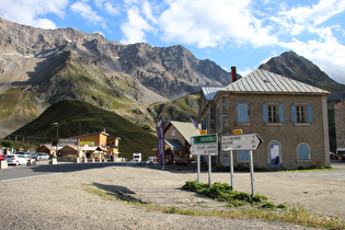 … Blick über das obere Ende der Westrampe des Col du Lautaret in den gleichnamigen Ort …