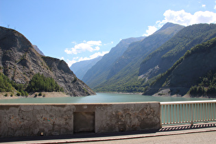 Blick von der Staumauer über den Lac du Chambon, …