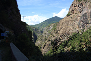 weiter unten, Blick in die Schlucht talabwärts …