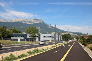 wenig weiter, Blick über den Ort zum Massif du Vercors …