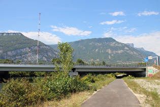 etwas weiter, Blick über die V63 zum Massif du Vercors …