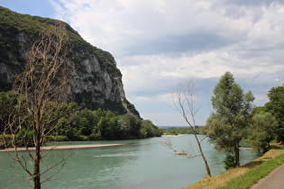 … und Blick flussabwärts vorbei am Bec de l'Échaillon aus den Alpen raus