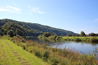 Rühler Weserufer, Blick flussaufwärts zum Breitenstein …