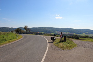 L580, namenloser Pass; Blick zum Burgberg …