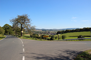 L580 zwischen Passhöhe und Golmbach, Abzweig nach Lütgenade, Blick auf Golmbach