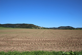 … Blick auf Holenberg und den Vogler, …